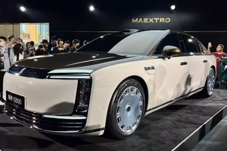 Hơn nữa, ở chế độ đặc biệt, bán kính quay vòng của xe có thể giảm xuống còn 3,8 mét. Một tính năng khác của xe là chế độ cua đi. Nó cho phép xe lái ngang lên đến 16 độ. Trước đó, Maextro đã chia sẻ một video về chiếc sedan S800 đi cua giữa những chiếc Mercedes-Benz Maybach.