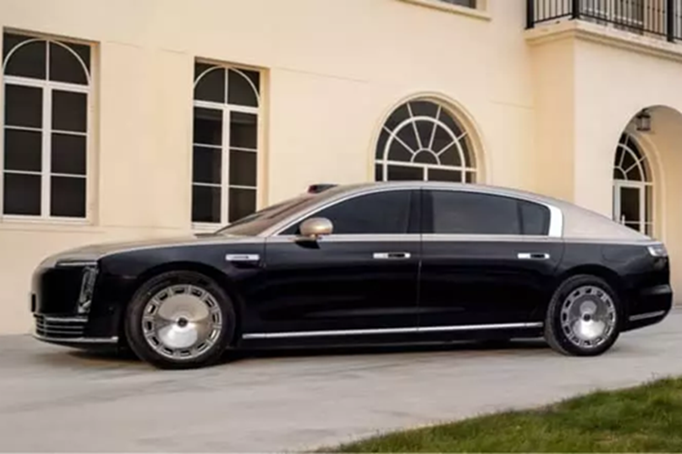 S800 có tùy chọn hệ truyền động hoàn toàn bằng điện hoặc mở rộng phạm vi, 32 cảm biến ADAS, chiều dài thân xe 5480 mm và công suất lên tới 635 kW (852 mã lực). Xe sẽ bắt đầu được bán tại Trung Quốc vào tháng 5/2025, mức giá xe Maextro S800 2025 từ 1 – 1,5 triệu nhân dân tệ (136.000 – 205.000 USD) với bộ sạc 6C.