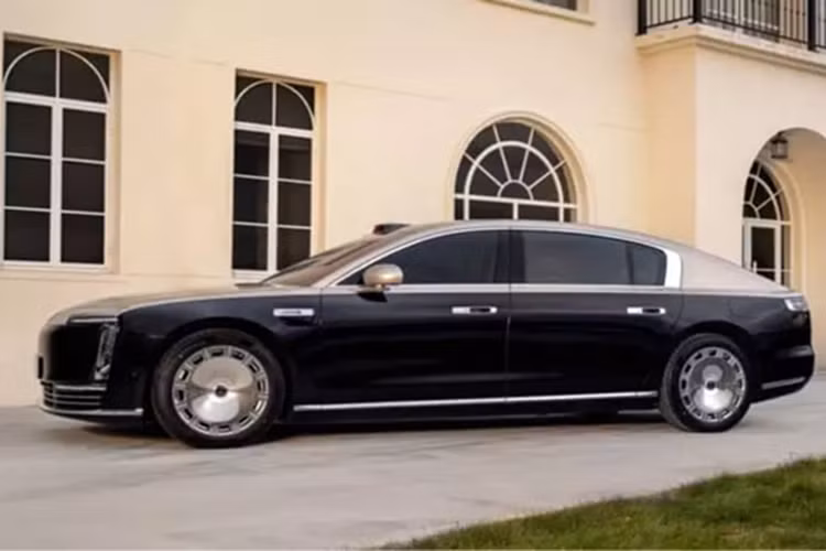 S800 có tùy chọn hệ truyền động hoàn toàn bằng điện hoặc mở rộng phạm vi, 32 cảm biến ADAS, chiều dài thân xe 5480 mm và công suất lên tới 635 kW (852 mã lực). Xe sẽ bắt đầu được bán tại Trung Quốc vào tháng 5/2025, mức giá xe Maextro S800 2025 từ 1 – 1,5 triệu nhân dân tệ (136.000 – 205.000 USD) với bộ sạc 6C.