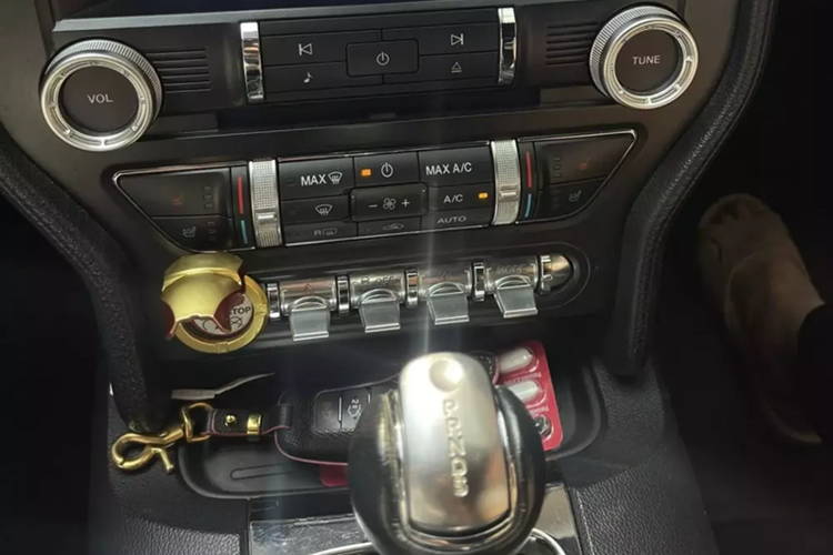 Đi cùng "trái tim" này trên Ford Mustang GT đời 2015 chỉ là hộp số 6 cấp, thay vì hộp số tự động 10 cấp như các bản sau này.