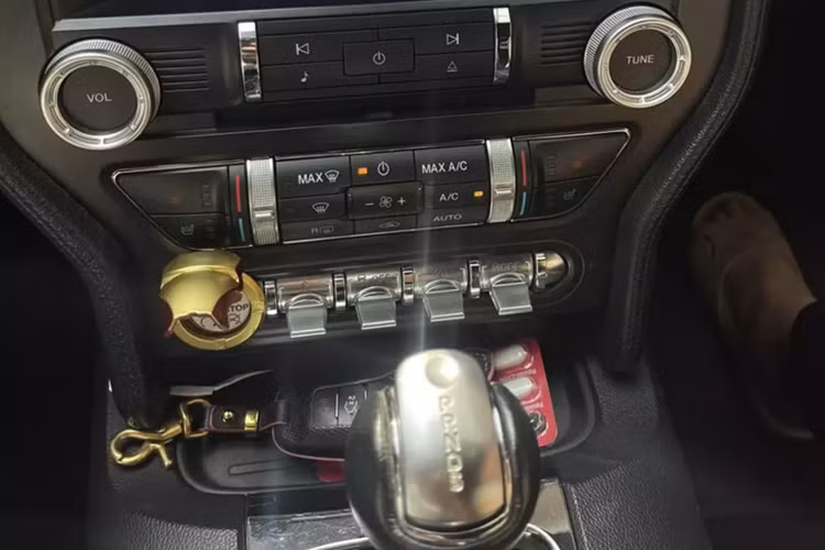 Đi cùng "trái tim" này trên Ford Mustang GT đời 2015 chỉ là hộp số 6 cấp, thay vì hộp số tự động 10 cấp như các bản sau này.