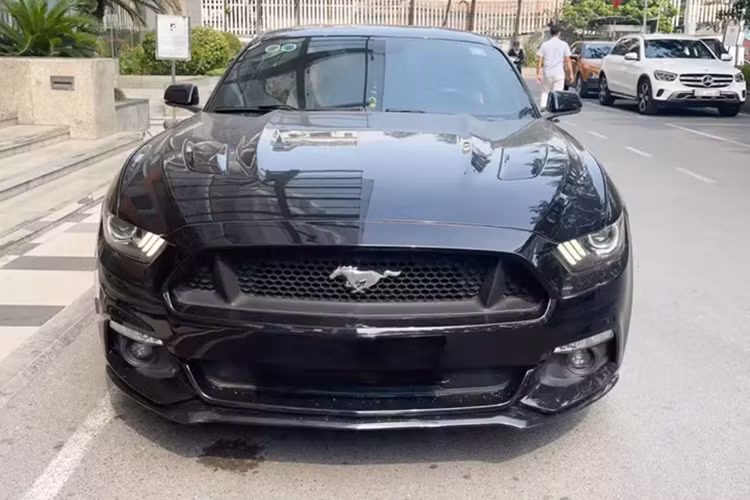 Các mẫu xe thể thao Ford Mustang đời 2015 thế hệ thứ 6 hiện có giá bán rất dễ tiếp cận, chỉ từ 1 tỷ đến 1,5 tỷ đồng đã có xe đẹp, ngon, bổ rẻ để chơi tết. Tuy nhiên, nếu bạn sờ vào chiếc xe Ford Mustang trong bài viết này, coi chừng bỏng tay.