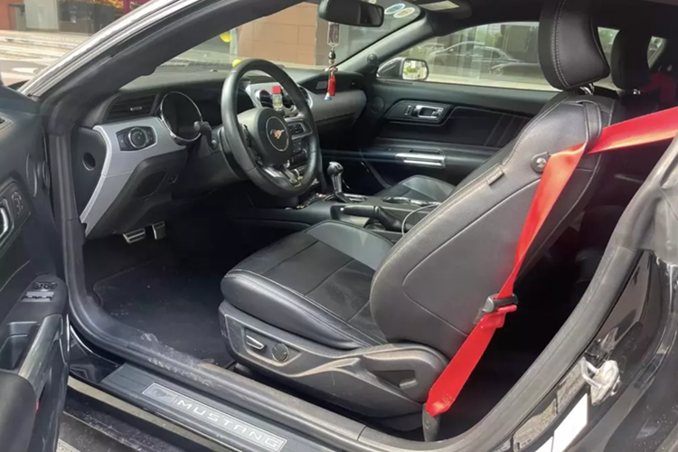 Điểm khác biệt lớn nhất trên Ford Mustang GT so với phiên bản Mustang tiêu chuẩn về nước trước đó chính là khối động cơ đầy mạnh mẽ.