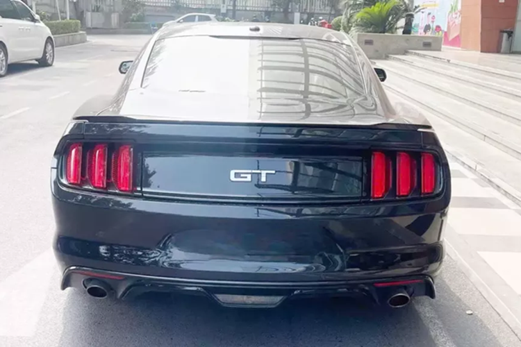 Ngoài động cơ, ở ngoại hình của Ford Mustang GT đời 2015 cũng có vài thay đổi so với bản tiêu chuẩn ở thiết kế hốc gió, lưới tản nhiệt, logo 5.0 bên hông xe, logo GT phía đuôi xe, cánh lướt gió lớn gắn cố định phía sau hay bộ mâm 19 inch.