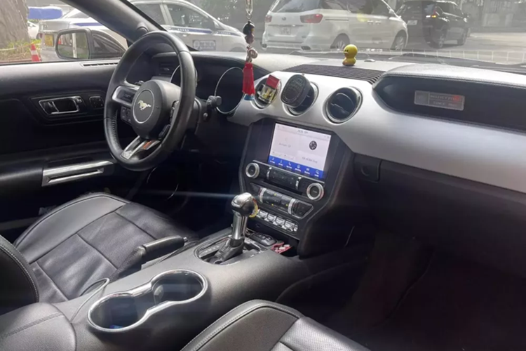Ford Mustang GT của đại gia Hà Nội được trang bị đến loại động cơ V8, dung tích 5.0 lít, hút khí tự nhiên, sản sinh công suất tối đa 460 mã lực và mô-men xoắn cực đại 569 Nm.