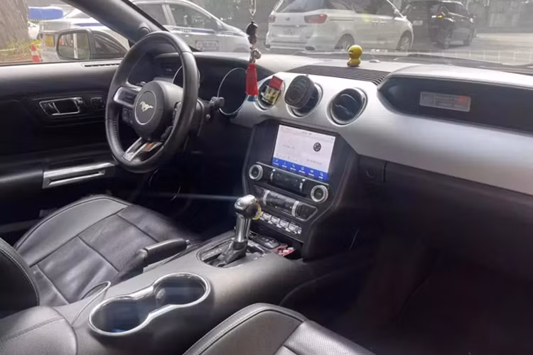 Ford Mustang GT của đại gia Hà Nội được trang bị đến loại động cơ V8, dung tích 5.0 lít, hút khí tự nhiên, sản sinh công suất tối đa 460 mã lực và mô-men xoắn cực đại 569 Nm.