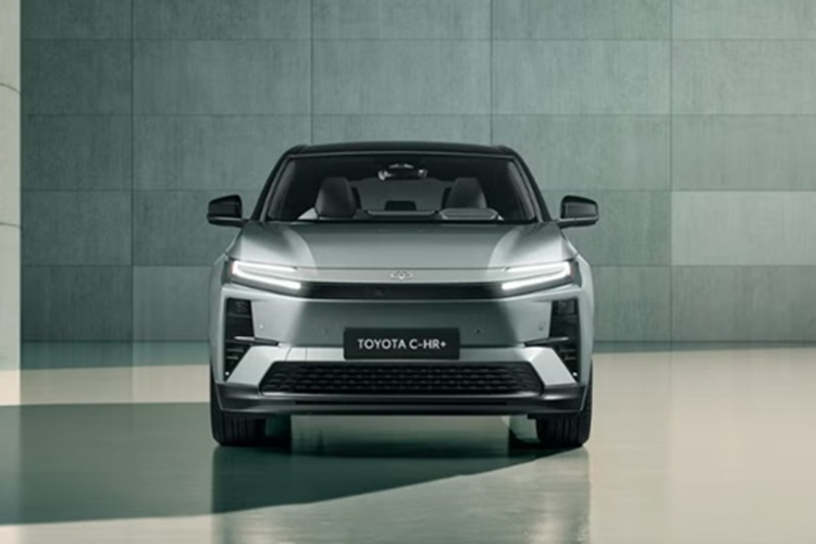 Theo đó, mẫu xe SUV điện Toyota C-HR+ được phân phối với ba phiên bản chính là: tiêu chuẩn FWD, FWD nâng cấp và AWD cao cấp.