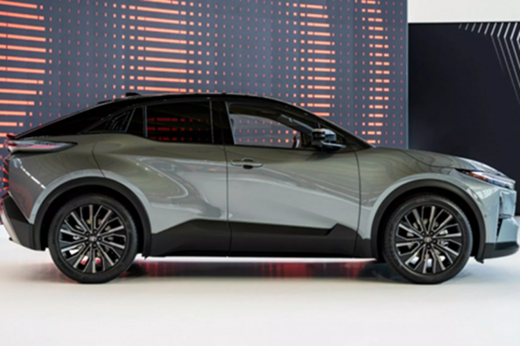 Hiện mức giá xe Toyota C-HR+ 2025 cũng như thời điểm mở bán vẫn chưa được tiết lộ chính thức. Nếu được đưa về iệt Nam, mẫu xe SUV điện này sẽ phải cạnh tranh với đối thủ cùng phân khúc VinFast VF8.