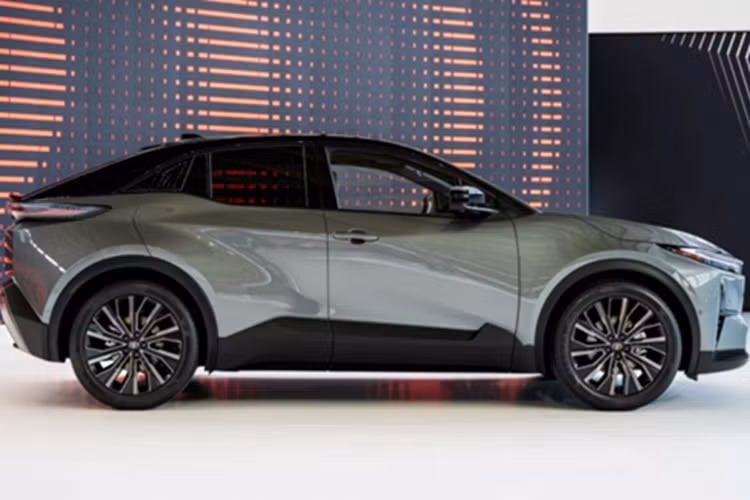 Hiện mức giá xe Toyota C-HR+ 2025 cũng như thời điểm mở bán vẫn chưa được tiết lộ chính thức. Nếu được đưa về iệt Nam, mẫu xe SUV điện này sẽ phải cạnh tranh với đối thủ cùng phân khúc VinFast VF8.