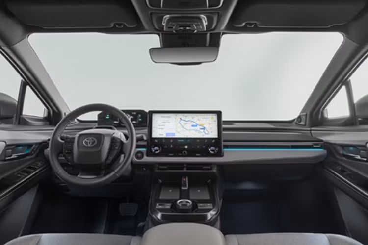 Bản tiêu chuẩn (FWD, 57.7 kWh) được trang bị mô tơ điện cho công suất 165 mã lực và phạm vi di chuyển 455 km. Bản này có khả năng tăng tốc 0-100 km/h trong 8,6 giây.