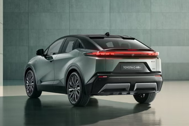 Bản AWD cao cấp nhất: được trang bị 2 mô tơ điện cho tổng công suất 338 mã lực. Mô tơ điện kết hợp với hệ dẫn động 4 bánh cho phạm vi hoạt động 525 km và thời gian tăng tốc 0-100 km/h chỉ 5,2 giây.