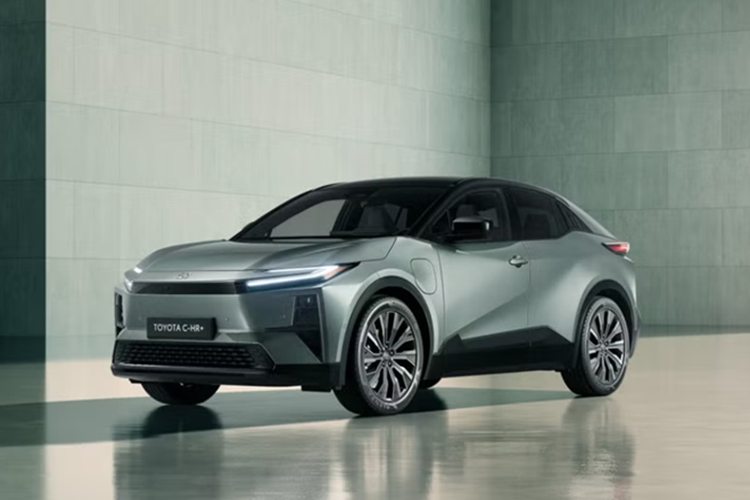 Dù tên gọi có hơi tương đồng với mẫu C-HR chạy xăng, nhưng thực chất C-HR+ là một dòng xe hoàn toàn khác. Toyota C-HR+ 2025 mới được phát triển trên nền tảng điện e-TNGA 2.0 tương tự bZ4X và kích thước xe cũng lớn hơn C-HR chạy xăng.