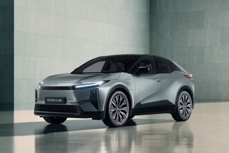 Dù tên gọi có hơi tương đồng với mẫu C-HR chạy xăng, nhưng thực chất C-HR+ là một dòng xe hoàn toàn khác. Toyota C-HR+ 2025 mới được phát triển trên nền tảng điện e-TNGA 2.0 tương tự bZ4X và kích thước xe cũng lớn hơn C-HR chạy xăng.