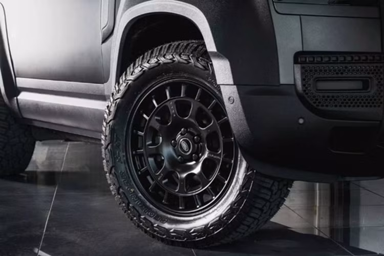 Tuy nhiên, Chelsea Truck Co. đã kết hợp mâm 20 inch với lốp địa hình cỡ 33 inch để tạo ra sự cân bằng tối ưu giữa khả năng vận hành trên phố và khả năng vượt địa hình.