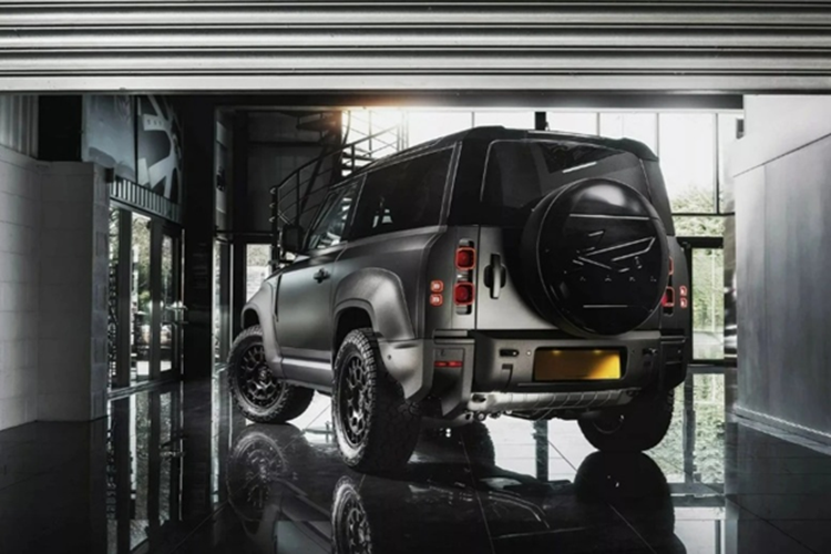 Các chi tiết trang trí được hoàn thiện thủ công, thể hiện sự tỉ mỉ đặc trưng của Kahn Design và Chelsea Truck Co. Theo công bố từ Chelsea Truck Co., gói độ Concept 001 có thể được áp dụng cho cả hai biến thể Land Rover Defender 90 và Defender 110.