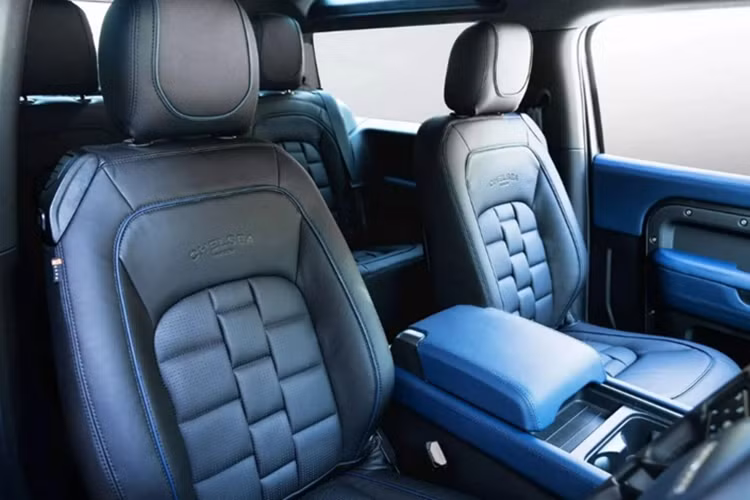Không gian nội thất của Defender 90 Concept 001 tiếp tục mang phong cách cá nhân hóa đậm nét. Hai hãng độ lựa chọn tông màu chủ đạo là đen và xanh lam với đường viền màu Britannia Blue tạo điểm nhấn.