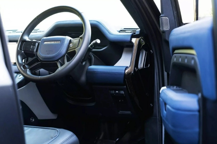 Ở phía sau, Defender 90 được bổ sung hộp đựng lốp dự phòng mới và bộ khuếch tán gió bằng sợi carbon, tăng thêm vẻ thể thao và khí động học cho xe.