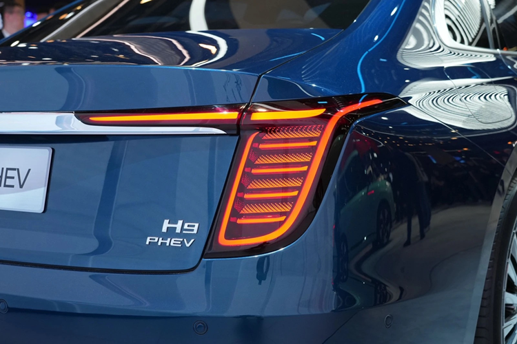 Điểm nhấn phần hông xe là huy hiệu "cờ đỏ" cùng bộ mâm đa chấu mạ crôm, kích thước 20 inch cùng bộ lốp Michelin e.Primacy 255/45 R 20.