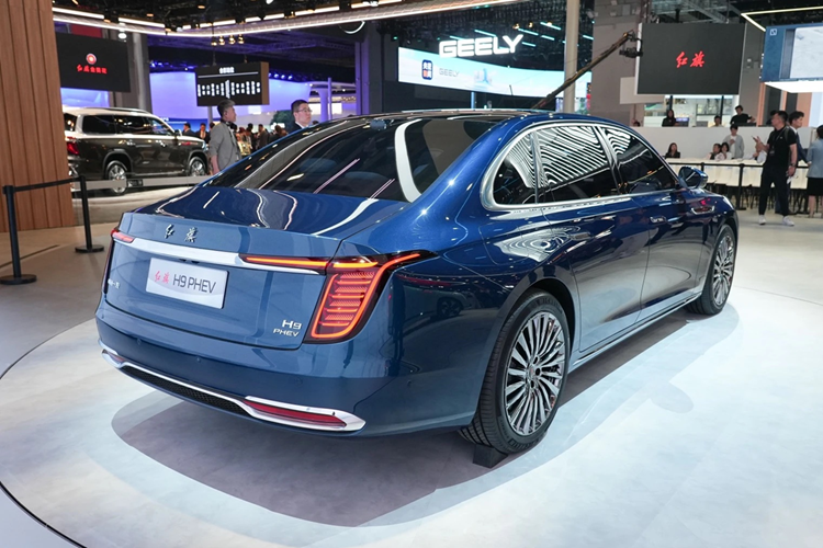 Mức giá xe Hongqi H9 PHEV 2025 sẽ chính thức công bố vào ngày mở bán vào Quý III/2025. Tại Việt Nam, Hongqi H9 thế hệ đầu tiên từng được phân phối chính hãng với giá từ 1,5 tỷ đến 2,7 tỷ đồng.