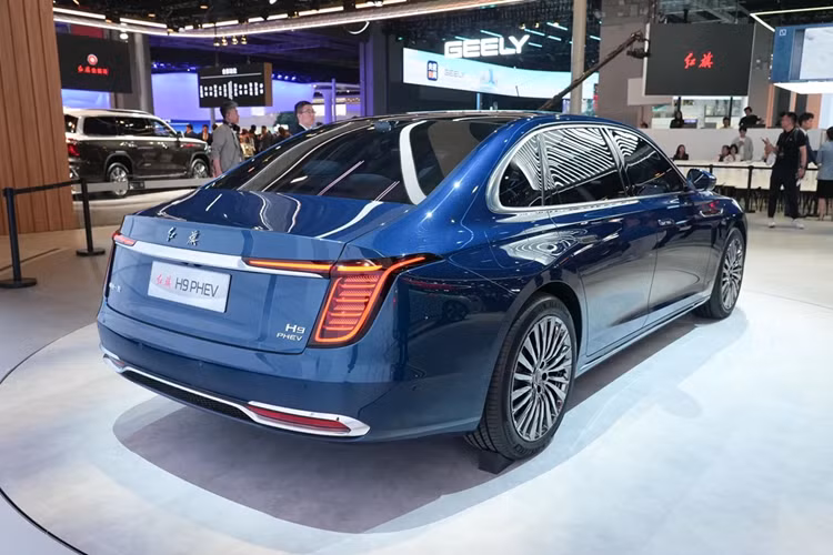 Mức giá xe Hongqi H9 PHEV 2025 sẽ chính thức công bố vào ngày mở bán vào Quý III/2025. Tại Việt Nam, Hongqi H9 thế hệ đầu tiên từng được phân phối chính hãng với giá từ 1,5 tỷ đến 2,7 tỷ đồng.