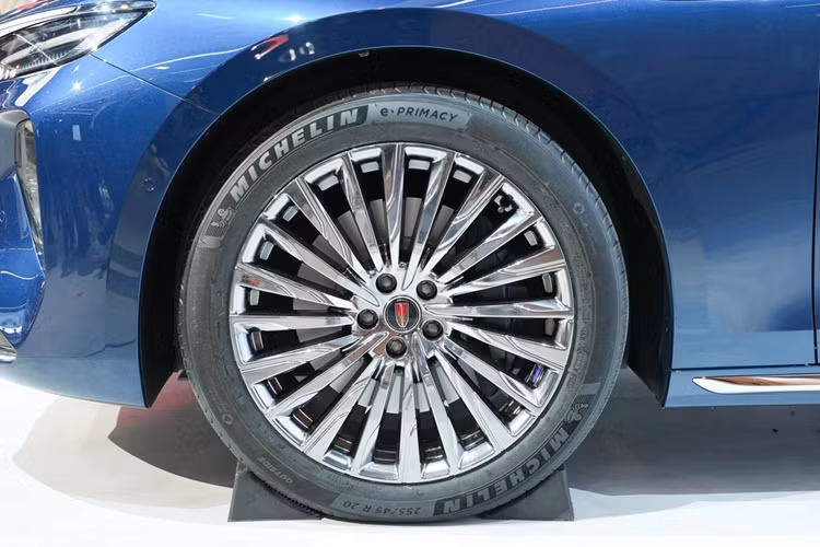 Nội thất Hongqi H9 thế hệ mới sở hữu nội thất tối giản, tập trung vào trải nghiệm người dùng. Xe sử dụng các chất liệu cao cấp như ốp gỗ, da cao cấp.