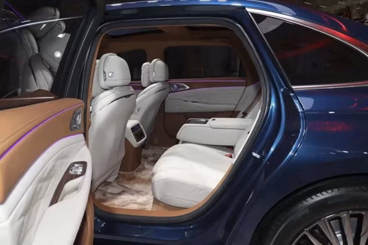 Hongqi H9 thế hệ đầu tiên trang bị hệ thống mild-hybrid và H9 thế hệ mới cấu hình tiêu chuẩn là hệ truyền động PHEV (plug-in hybrid) 2.0T. Hongqi H9 thế hệ mới còn có hệ thống treo khí nén, hệ thống đánh lái điện tử...