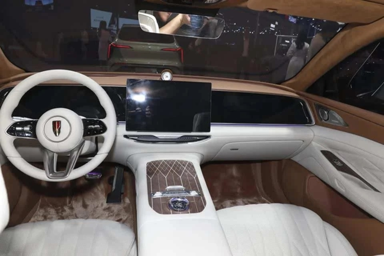 Mẫu sedan siêu sang của Hongqi có hệ thống Sinan 1000, hỗ trợ lái tự động cấp độ 3. Nhiều cảm biến và Lidar được bổ sung ở phần đầu xe.