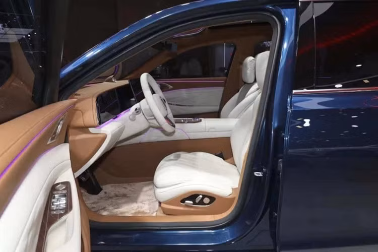 Hongqi H9 thế hệ thứ 2 trang bị bảng đồng hồ taplo, màn hình trung tâm, màn hình dành cho ghế phụ. Ghế ngồi "phi trọng lực" tối ưu độ nhún. Ngoài ra còn có hệ thống giám sát nhiệt độ và oxy...