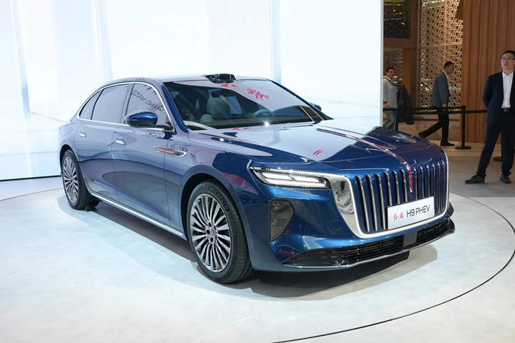 Ngoại hình Hongqi H9 PHEV thế hệ mới mang ngôn ngữ thiết kế trau chuốt hơn, lưới tản nhiệt "thác đổ" sơn cùng màu sơn ngoại thất. Trang trí "lá cờ" được kéo dài từ cụm camera trước đến giữa nắp capo. Phần viền chrome lưới tản nhiệt tích hợp thêm đèn viền ban ngày dạng LED tách biệt với đèn pha trước.