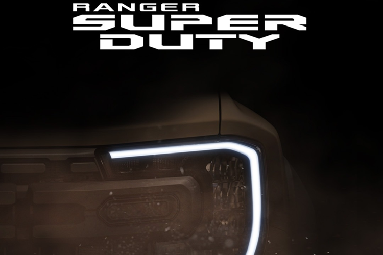 Huy hiệu "Super Duty" hứa hẹn một bộ ba nâng cấp, bao gồm khả năng kéo được cải thiện, sức chứa hàng hóa được mở rộng và khả năng off-road tốt hơn, tất cả đều được gói gọn trong vẻ ngoài cứng cáp và mạnh mẽ hơn.