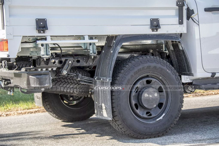 Đi kèm với là lốp đa địa hình 275/70 R18 lớn hơn 7% so với dòng 255/65 thường dùng trên Ranger bản cao cấp. Ford tuyên bố Ranger Super Duty sẽ vượt trội hơn với khả năng kéo vô địch trong phân khúc xe cỡ trung (4.500 kg). Con số này ngang hàng đàn anh F-150 cỡ lớn.