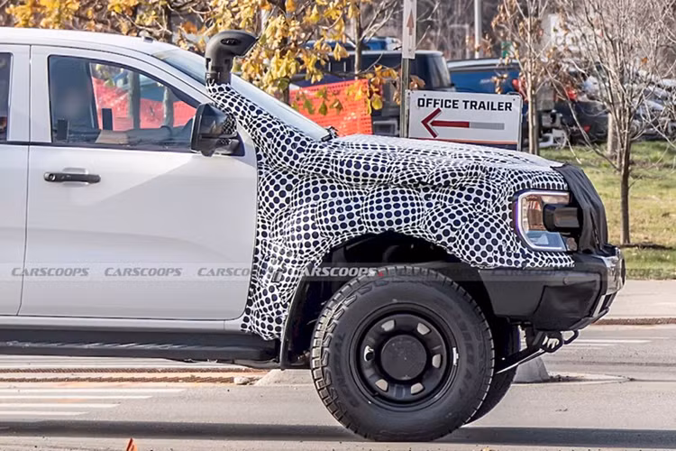 Mâm xe Ford Ranger Super Duty 2026 bán tải cũng là loại dày dặn chống chịu lực tốt và có thể sẽ có 8 ốc cố định - trang bị trước đây chỉ có trên Ford F-Series. Kích thước mâm có vẻ cũng được nâng từ 16 inch trên Ranger thường lên 18 inch.