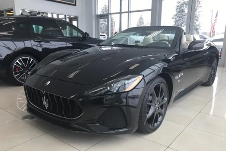 "Trái tim" này kết hợp cùng hộp số tự động 6 cấp và hệ dẫn động cầu sau, nhờ đó, Maserati GranCabrio Sport 2018 mất khoảng thời gian 5 giây để tăng tốc lên 100 km/h từ vị trí xuất phát trước khi đạt vận tốc tối đa 288 km/h.