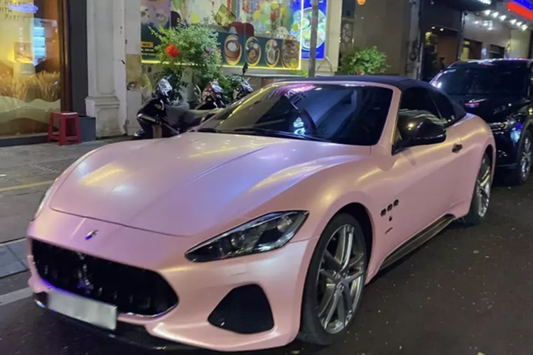 Phiên bản mui trần của Maserati GranTurismo 2018 mới lăn bánh tại TP HCM thuộc bản thể thao (Sport), ngoài ra, Maserati GranCabrio Sport đời 2018 còn có biến thể khác là Maserati GranCabrio MC 2018 tốc độ và ngoại thất hung dữ hơn.