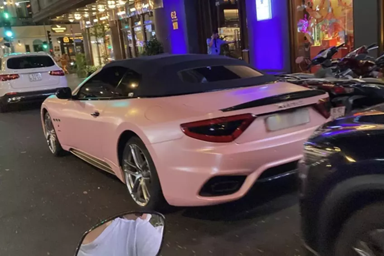 So với chiếc Maserati GranCabrio có vài chiếc tại Việt Nam, xe trong bài có sự khác biệt rõ ràng nhất ở thiết kế lưới tản nhiệt được mở rộng ra nhằm tăng tính khí động học cũng như cái nhìn hầm hố hơn. 2 hốc gió bên hông cũng được thiết kế lại thể thao hơn so với bản cũ. Đèn pha nâng cấp lên LED đẹp mắt.