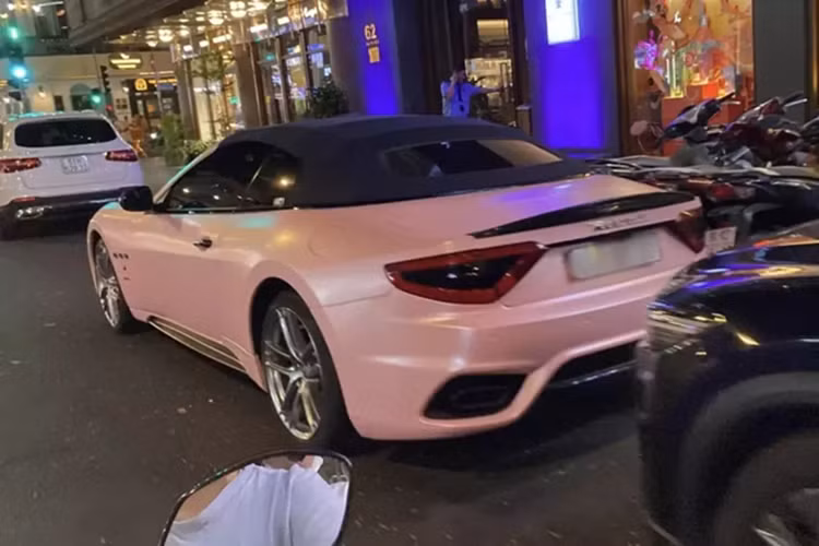 So với chiếc Maserati GranCabrio có vài chiếc tại Việt Nam, xe trong bài có sự khác biệt rõ ràng nhất ở thiết kế lưới tản nhiệt được mở rộng ra nhằm tăng tính khí động học cũng như cái nhìn hầm hố hơn. 2 hốc gió bên hông cũng được thiết kế lại thể thao hơn so với bản cũ. Đèn pha nâng cấp lên LED đẹp mắt.