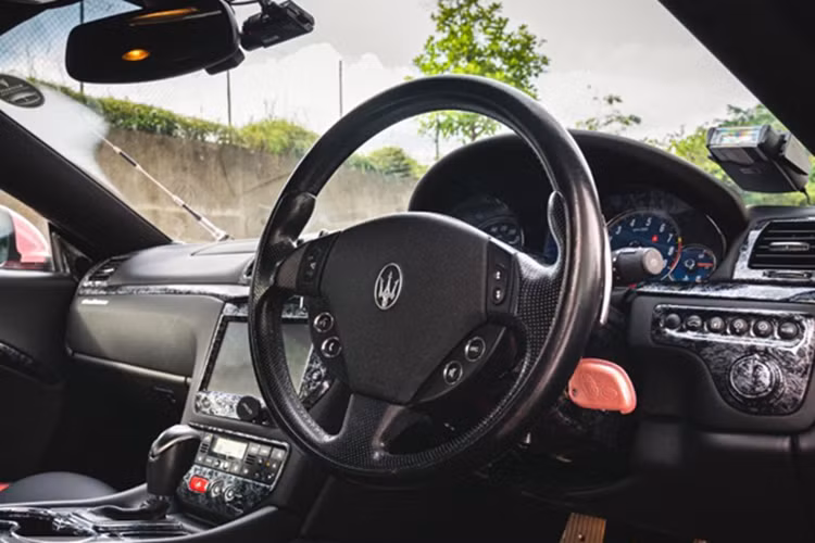 Maserati GranCabrio Sport 2018 này có bên trong khoang lái màu kem với biểu tượng cây đinh ba thêu trên tựa đầu ghế ngồi hay đường chỉ may ở ghế màu xanh dương nổi bật.