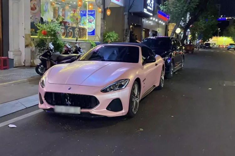 Điều thú vị là chiếc Maserati GranCabrio Sport mui trần này có màu hồng, trong khi 2 xe còn lại một mang màu xanh dương, và trắng, nhiều khả năng đây là 1 trong 2 xe Maserati GranCabrio Sport nhập khẩu chính hãng về nước nhưng mới được dán áo sang màu hồng.