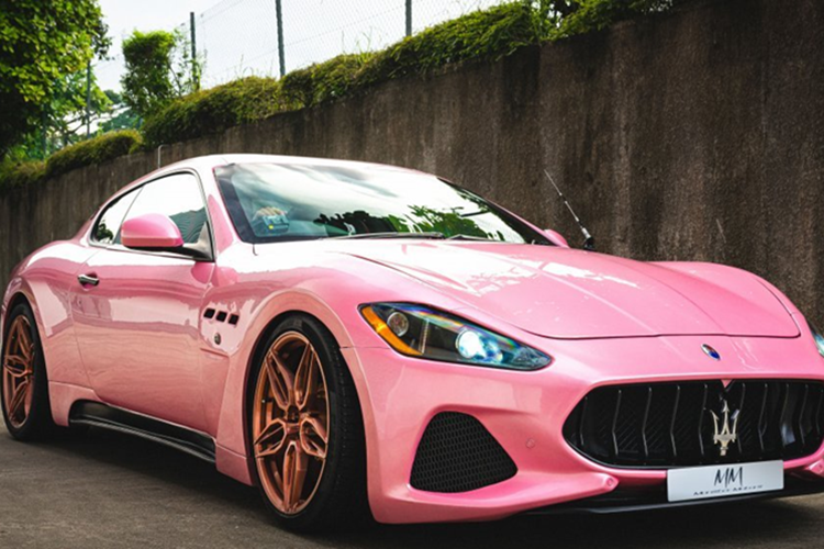 Toàn bộ bảng điều khiển trung tâm và bảng táp-lô được bọc da 2 tông màu đen và trắng với điểm nhấn là nhiều chi tiết bằng sợi carbon bóng. Vô-lăng thể thao của Maserati GranCabrio Sport 2018 cũng được bọc da cao cấp kết hợp cùng carbon bóng. Mặt đồng hồ hiển thị cũng được ốp carbon.