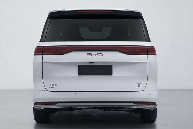 Hàng ghế thứ hai có chế độ không trọng lực, giúp điều chỉnh tư thế cột sống thoải mái. Các tính năng khác gồm bệ tì chân chỉnh điện, sưởi, thông gió và chức năng massage. Hành khách hàng ghế thứ hai còn có màn hình lớn gắn trên trần xe và tủ lạnh.