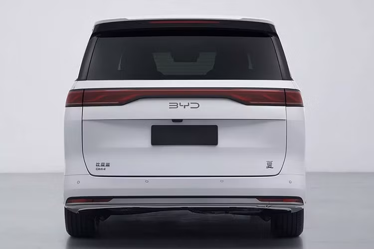 Hàng ghế thứ hai có chế độ không trọng lực, giúp điều chỉnh tư thế cột sống thoải mái. Các tính năng khác gồm bệ tì chân chỉnh điện, sưởi, thông gió và chức năng massage. Hành khách hàng ghế thứ hai còn có màn hình lớn gắn trên trần xe và tủ lạnh.