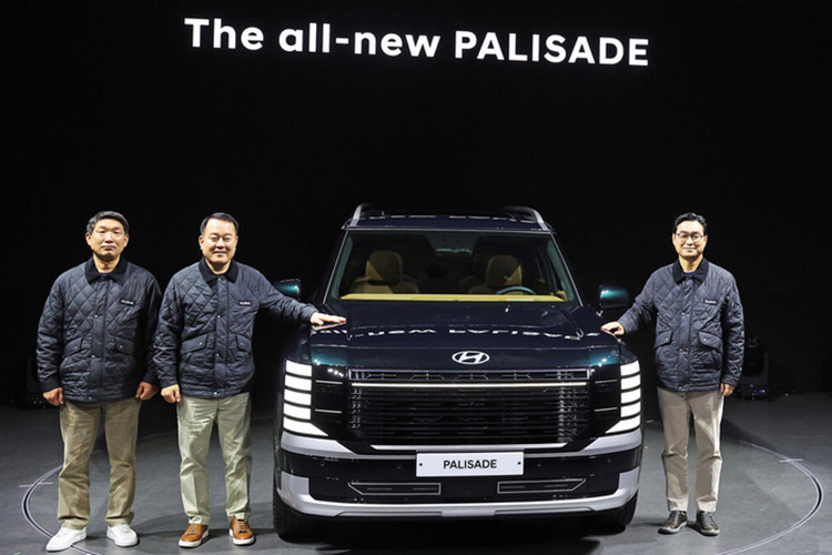 Tại thị trường Hàn Quốc, mức giá xe Hyundai Palisade 2025 cho 3 bản trang bị là Exclusive, Prestige và Calligraphy dao động từ 43,83 - 60,34 triệu Won (khoảng 851 triệu đến 1,71 tỷ đồng). Sau Hàn Quốc, xe sẽ tiếp tục có mặt tại các thị trường khác trên thế giới, bao gồm cả Việt Nam.