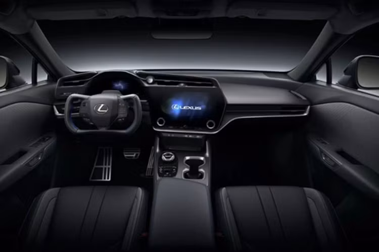 Riêng bản RZ 500e và RZ 550e F SPORT được bổ sung thêm động cơ điện tại cầu sau, công suất tối đa 227 mã lực và mô-men xoắn 269 Nm, nâng tổng công suất của ba bản này lên mức 224 mã lực, 381 mã lực và 408 mã lực.