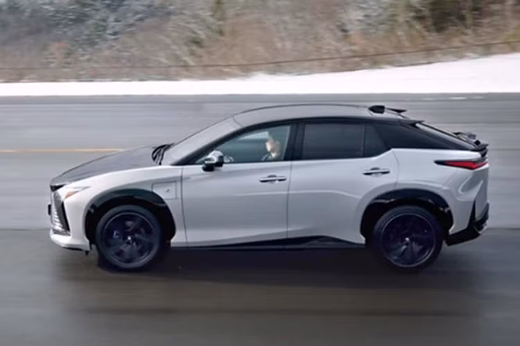 Lexus RZ 2025 được nâng cấp hệ thống lái điện tử Steer-by-Wire, hệ dẫn động 4 bánh thông minh DIRECT4, chức năng Interactive Manual Drive có khả năng mô phỏng cảm giác sang số của các mẫu xe sử dụng động cơ đốt trong, cùng hệ thống âm thanh giả lập trong khoang lái, mang đến trải nghiệm lái chân thực, đầy phấn khích.