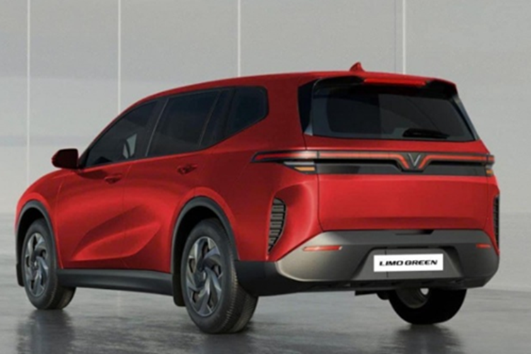 Bước vào khoang cabin, xe MPV điện Vinfast Limo Green mang đến trải nghiệm tiện nghi với màn hình cảm ứng trung tâm kích thước 10,1 inch, hỗ trợ kết nối Bluetooth và cổng USB; hệ thống âm thanh 4 loa; điều hòa tự động một vùng có cửa gió cho cả 3 hàng ghế; phanh đỗ điện tử với tính năng giữ phanh tự động.