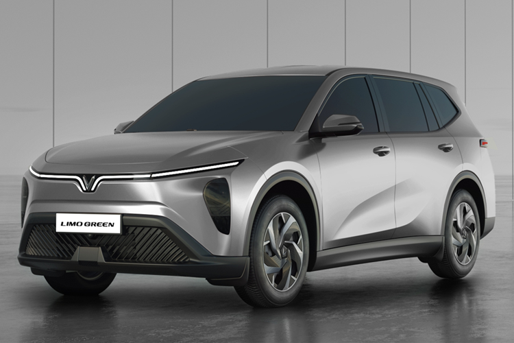 Toàn bộ ghế được bọc nỉ, ghế lái có thể chỉnh tay 6 hướng. Cốp xe vẫn sử dụng cơ chế mở cơ thay vì điện. Nằm dưới nắp capô của Limo Green là động cơ điện cho công suất 201 mã lực và mô-men xoắn cực đại 280 Nm, kết hợp cùng hệ dẫn động cầu trước. Xe hỗ trợ ba chế độ lái linh hoạt, đáp ứng các nhu cầu di chuyển khác nhau.
