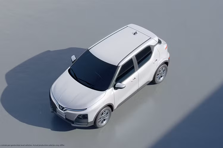 So với VF 5, điểm khác biệt lớn nhất của Herio Green nằm ở bộ mâm xe với ốp đen bóng, mang đến diện mạo khác biệt. Ngoài ra, mẫu xe này không được trang bị cảnh báo điểm mù. Camera lùi không có sẵn mà được cung cấp dưới dạng tùy chọn trả phí.