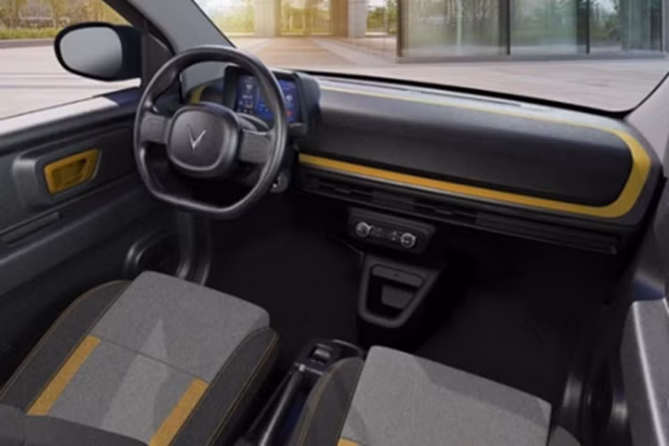 Về nội thất, bên trong khoang cabin của xe Vinfast Minio Green nổi bật với màn hình đa thông tin sau vô-lăng, âm thanh 2 loa, giải trí có đài radio, điều hòa lạnh chỉnh tay, ghế lái chỉnh tay 4 hướng, ghế ngồi bọc nỉ. Cung cấp sức mạnh cho Minio Green là động cơ điện cho công suất 26,8 mã lực và mô-men xoắn 65 Nm.