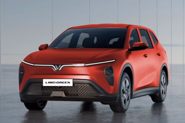  Limo Green: Giá 749 triệu đồng Limo Green được định vị là MPV điện 7 chỗ, sở hữu thiết kế lai crossover. Xe có kích thước dài x rộng x cao lần lượt là 4.740 x 1.872 mm và trục cơ sở 2.840 mm, nhỉnh hơn hầu hết các MPV dưới 800 triệu trên thị trường.