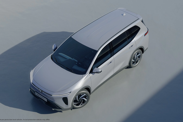 Hệ thống treo trước là kiểu MacPherson, trong khi treo sau sử dụng thiết kế đa liên kết, giúp cải thiện độ êm ái khi vận hành. Theo công bố, Limo Green có thể di chuyển quãng đường tối đa lên tới 450 km sau mỗi lần sạc đầy. Đặc biệt, xe hỗ trợ công nghệ sạc nhanh, cho phép nạp từ 10% đến 70% dung lượng pin chỉ trong vòng 30 phút.